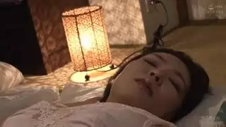أم مثيرة تُغوى وهي نائمة فانتازيا محرمة صريحة