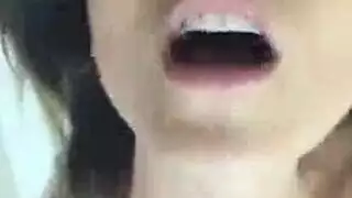 بنت عيونها زرك وعير اسود تكوم تبجي