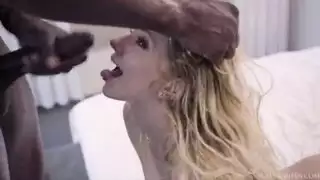 وسيم أسمر يطلق العنان للجنس القوي بعد إزالة البيكيني
