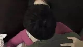 الأطفال المفعمون بالحيوية يمارسون الحب مع بعضهم البعض بينما لا أحد يراقب أصابعهم