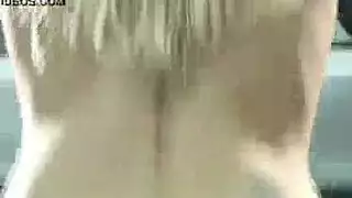 الصبي الصغير يستسلم ويبتلع الحمولة