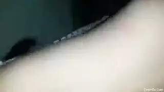 شخصية أمومية ممتلئة تتحكم في قضيب شاب
