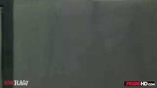 نيك بنت من فوق البجمامه وقذف