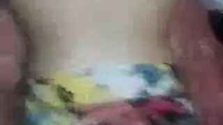 إباحية منفردة: فالنتينا تستفز كسها المشعر في الحمام