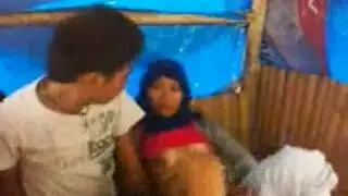 بنت تبوس صديقتها التنيس