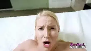 زرقاء صغيرة السن تقوم بتصوير نفسها نار