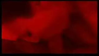 حفلة جنس جماعي تحت الضوء الأحمر: ثُلاثي شاب ينكح بقوة