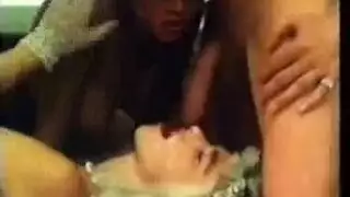 عروس عذراء تبغي أثناء أخذ قضيب ضخم