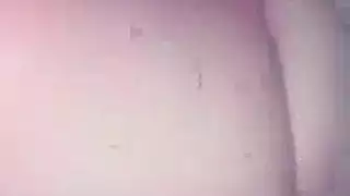 مشهد إباحي: ذكور أنثويون وجلسة خشنة مع موسيقي