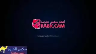 جنس حمام مبلل: فتاة جريئة تستمتع بثلاثي مع غريب