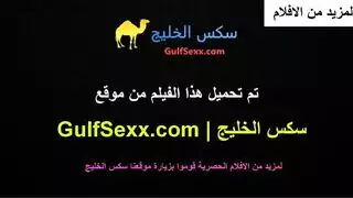 تستفرد باخوها المراهق و تجعلة يلعب في بزازها الطرية