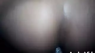 تنام امه على بطنها فيطلع ابنها فوقها ويدخل زبه في مؤخرتها
