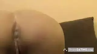 نيك الزوجه السمبنه ويداها عالقه بلغساله لقذف بها ونزول ماء بيضاء من طيزه