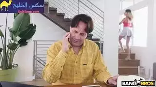 أب متلصص يشاهد صديقة ابنته العاهرة