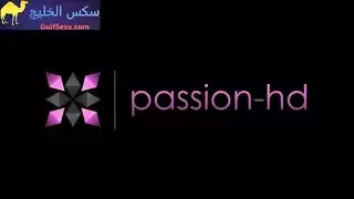 زوج الأم يمارس الجنس مع زوجة ابنه الشقية على طاولة المطبخ