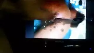 راكبة مثارة تفتح ساقيها ليد سائق التاكسي