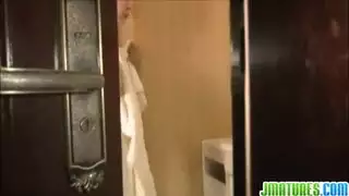 استمناء دش إباحي: يابانية ناضجة تصل للنشوة