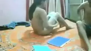 جنس عربي محارم قوي: الأخ يدكّس كس أخته الضيق على السرير