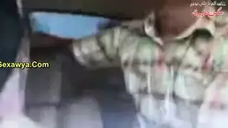 طالبة جامعية صاحبها زنقها فى العربية وقلعها وهراها تقفيش وبوس ونيك