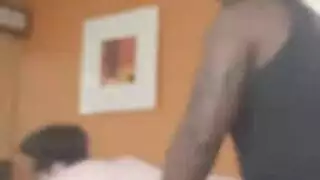 مراهقان مخادعان يمارسان الجنس بعنف عندما يكون المنزل خالياً
