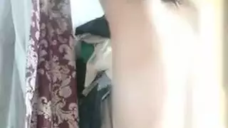 كعب أسود ومؤخرة رملية: مراهقة تتعرض لجنس شاطئي قاسٍ