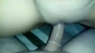 عاهرة شقراء تركب قضيبًا في موتيل وضيع