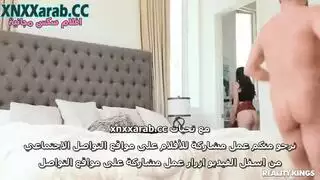 الشرموطة المثيرة تنتاك من واحد عند سيارة
