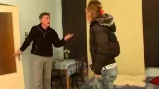 صديقها يدخل قضيبه بعمق فيها