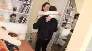 تركها زوجها وذهب الى الدوام