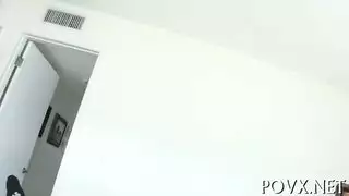 فعل اللسان مجاناً: فتاة مثيرة تعطي درساً شفهياً لرجل أكبر سناً