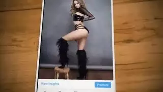 سائقة صغيرة تبلل وتدلك نفسها في سيارتها