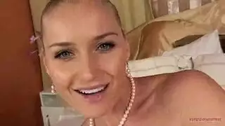 سيدة شقراء شقراء يريد أن يعلمها أن تشعر بالرضا عندما تجعل الجنس الشرجي