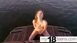 جنس عزل: شقراء تلعب بفرجها المبلل