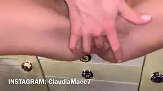 مشهد قذف الكريم الإباحي في فتحتها المتوسعة