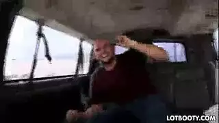 المراهقة الوقحة شاني لي تختار قضيبًا كبيرًا بدلاً من فتحتها الضيقة الزلقة