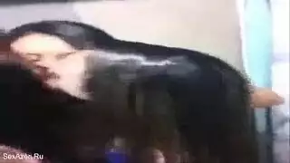 لقطات مقربة لقضيب غير مختون في فيلم إباحي