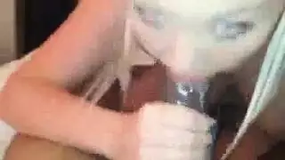 ناك شقرا في المسبح