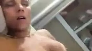 شقراء شغوفة تركب قضيبًا في جنس جامح