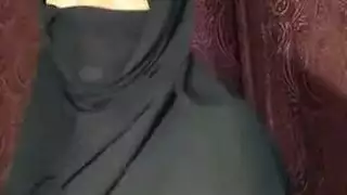أنثى مذهلة تُهيمن عليها في مشهد جنسي وحشي