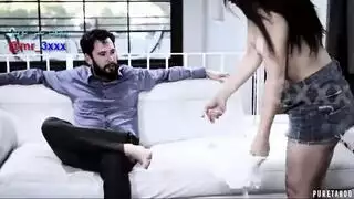 تمديد شرجي شديد وتدمير مهبلي مبلل في مشهد إباحي