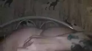 مطلقة ويائسة تستخدم زجاجة للعب فردي قاسي