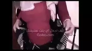 نيك عربية محجبة: تمزيق الملابس والعصر على الصدر بمشهد إباحي