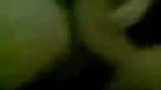 مراهقة مصرية تمص زب بعمق بينما يحبها حبيبها وهي تظهر كسها الوردي