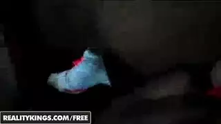 جنس جماعي على عجلات: العاهرات يبلعن السائل المنوي بعد شرجي