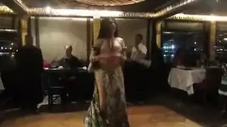 رقصة شرقية مجنونة تؤدي إلى فعل شرجي عنيف