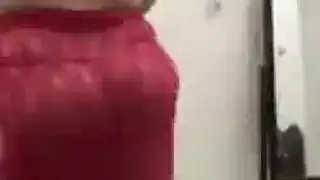 بورن صعب: شاب ينيج أمه أمام الكاميرا