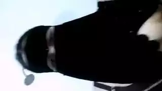 منتقبة مصرية تعرض بزازها وحلماتها الكبيرة على الويب في أقوى عرض سكسي