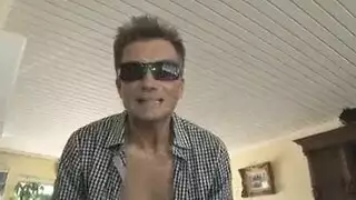 سكس زوجة خائنة: أم ألمانية ينيكها جارها بعد لحس كسها