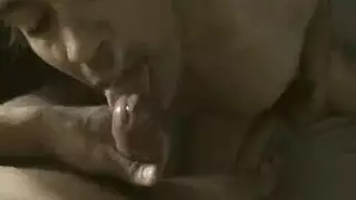 ممثلة مشهورة تبلع قضيبًا بعمق في أول ظهور إباحي لها