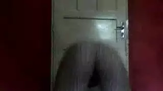 أم ذات صدر كبير تستمني وتئن في فيلم إباحي فردي